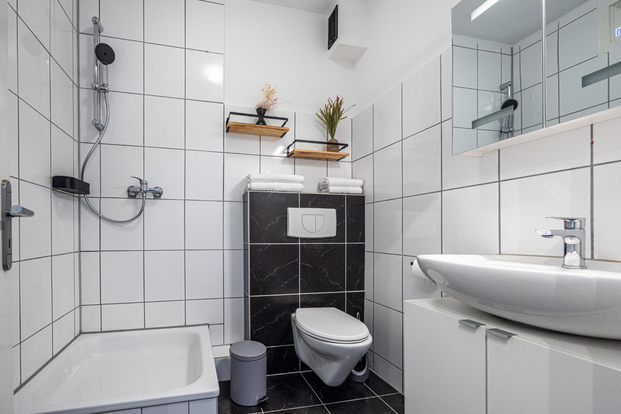 Have-A-Nice-Stay - Nahe Bahnhof Ahrensburg - 20 Minuten Nach Hamburg - Trotzdem Ruhig Gelegen - 6 Minuten Zu Fuss Ins Zentrum Ahrensburg - Modern Eingerichtet Buitenkant foto